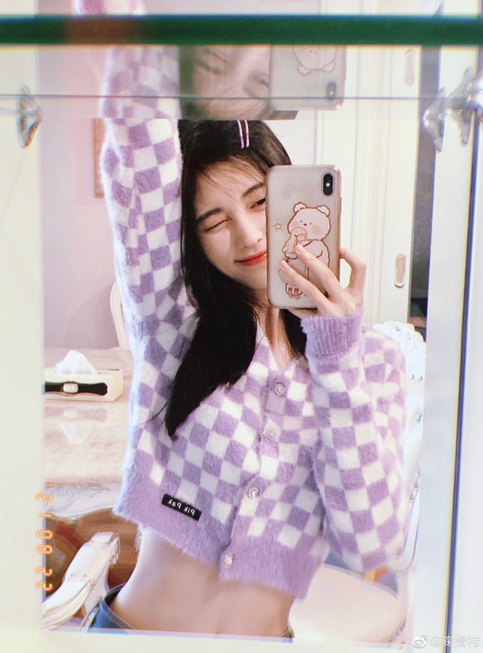 Dẫu biết sắc vóc của Cúc Tịnh Y rất mảnh mai, nhưng dân tình vẫn phải 'bất ngờ ngỡ ngàng, ngơ ngác và bật ngửa' khi nhìn thấy bức hình này. Dẫu biết sắc vóc của Cúc Tịnh Y rất mảnh mai, nhưng dân tình vẫn phải 'bất ngờ ngỡ ngàng, ngơ ngác và bật ngửa' khi nhìn thấy bức hình này.