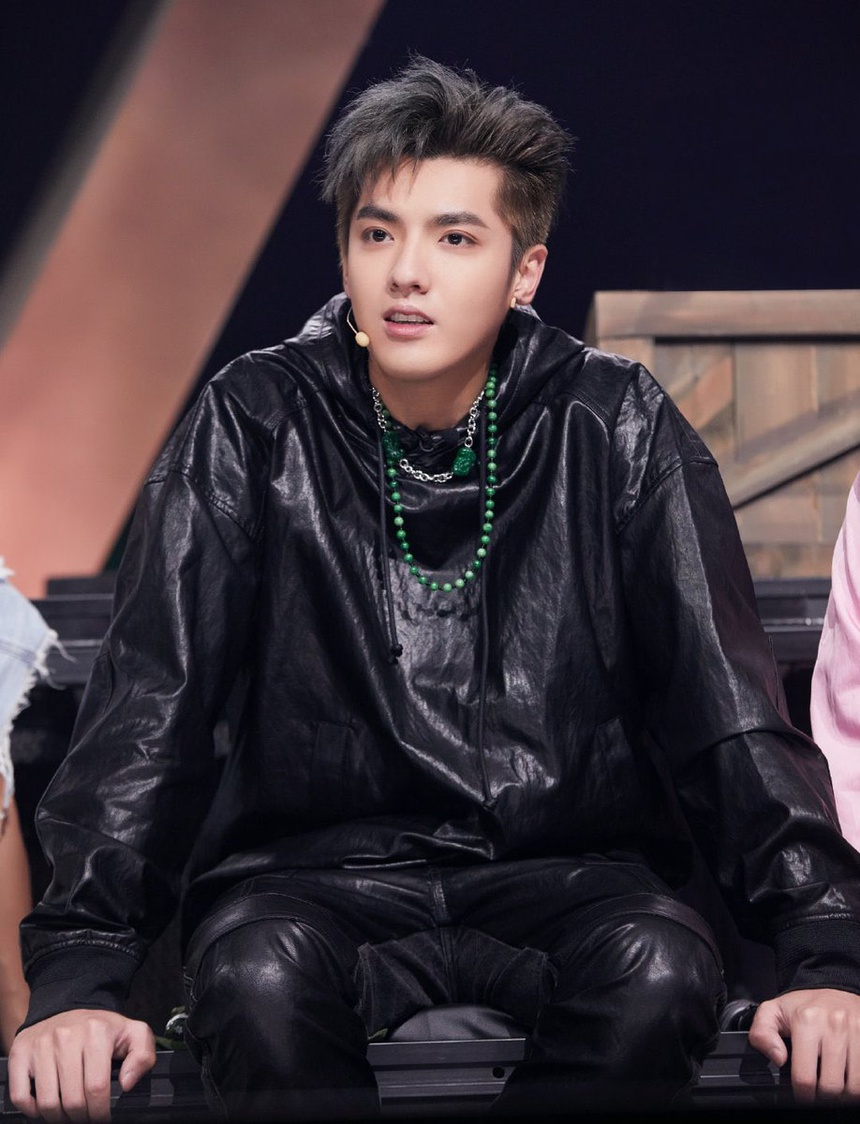 Cbiz thịnh hành trend 'đố em bắt được anh', hết Ngô Diệc Phàm, Dương Dương nay Lucas - Hoàng Húc Hi, người tiếp theo là ai? - Ảnh 1