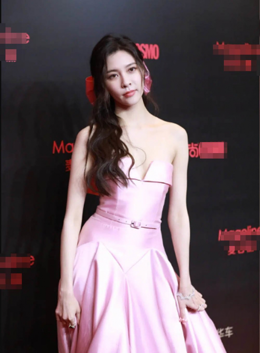 Trong lúc mải mê tạo dáng, móng tay giả của nữ diễn viên Tống Nghiên Phi đã bị rơi.