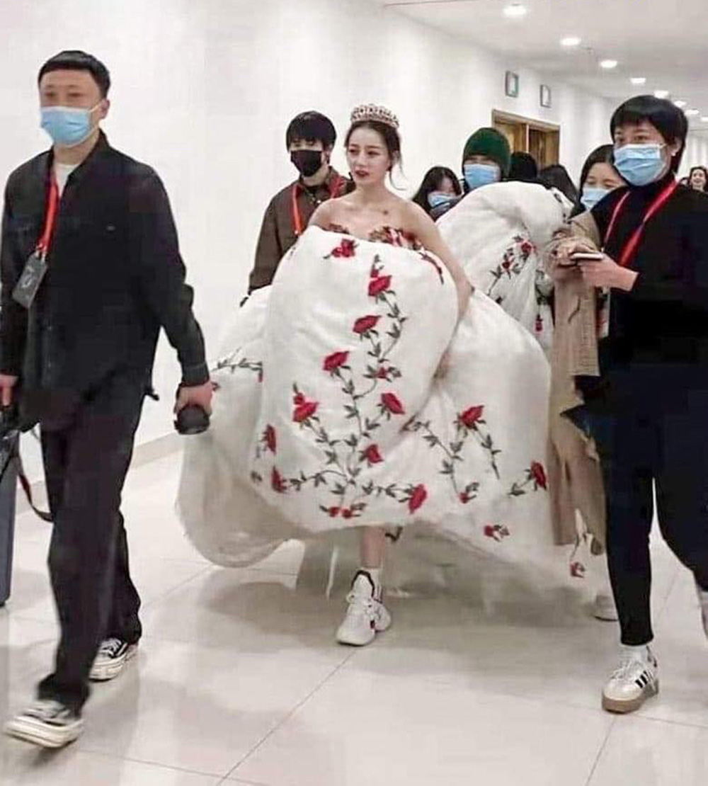 Mỹ nhân Hoa ngữ và những pha 'đội quần' bởi sự cố thảm đỏ: Dương Mịch, Nhiệt Ba chắc 'ký đầu' stylist, trùm cuối quên luôn trang điểm - Ảnh 4