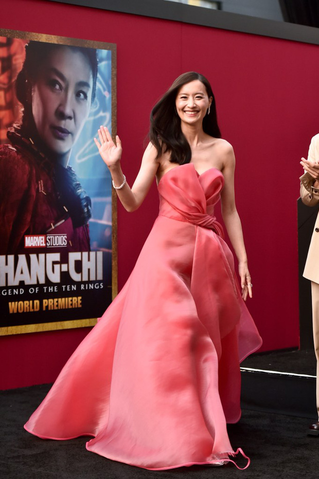 Tại thảm đỏ Marvel Shang-Chi, Trần Pháp Lai nổi bật với chiếc đầm hồng bồng bềnh lộng lẫy. Tuy nhiên, mọi thứ đổ xuống sông xuống biển khi người đẹp quay lưng lại, để lộ phần đuôi váy bị rách