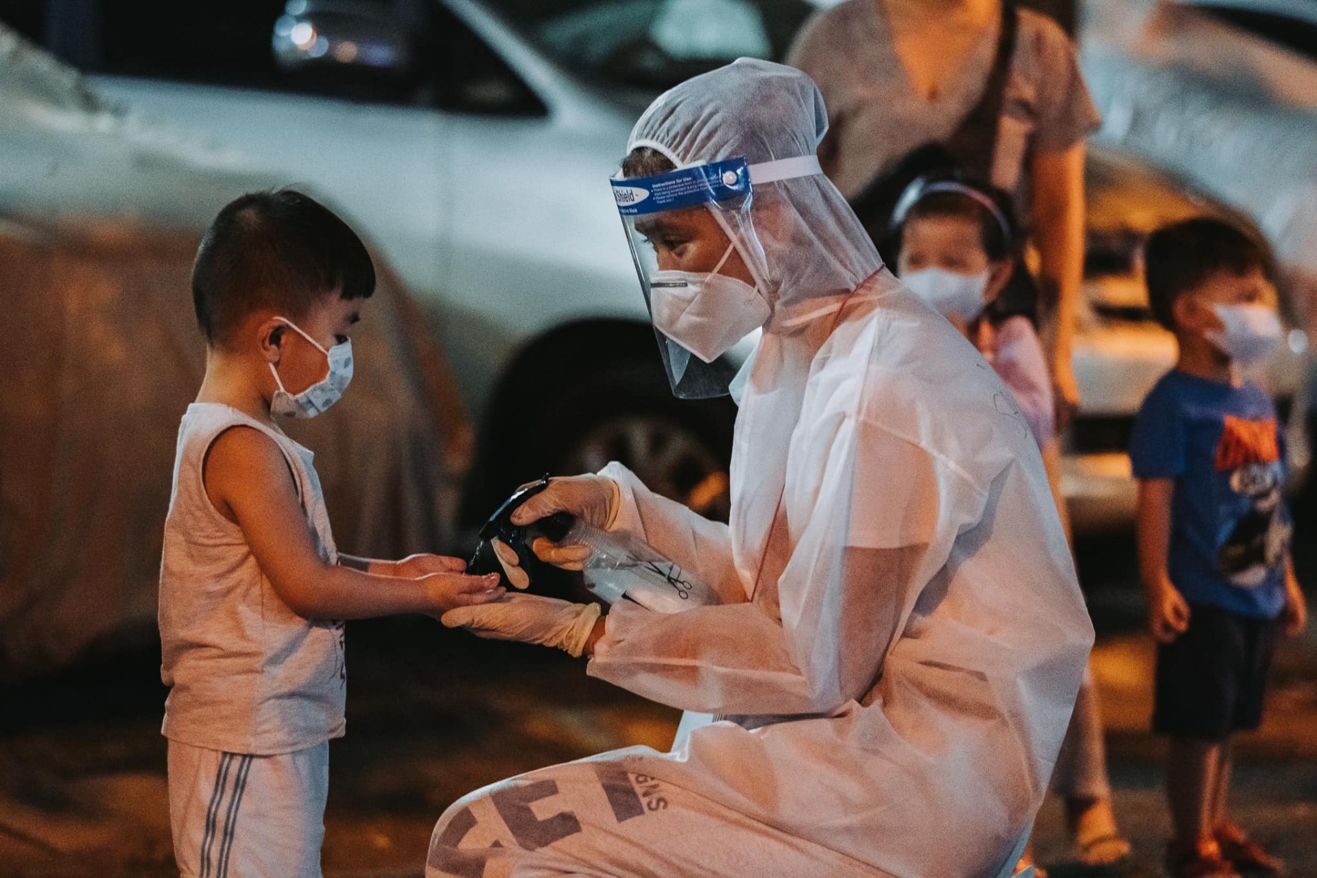 Thời gian qua, Mâu Thủy chăm chỉ tham gia công tác tình nguyện, san sẻ khó khăn với bà con, y bác sỹ