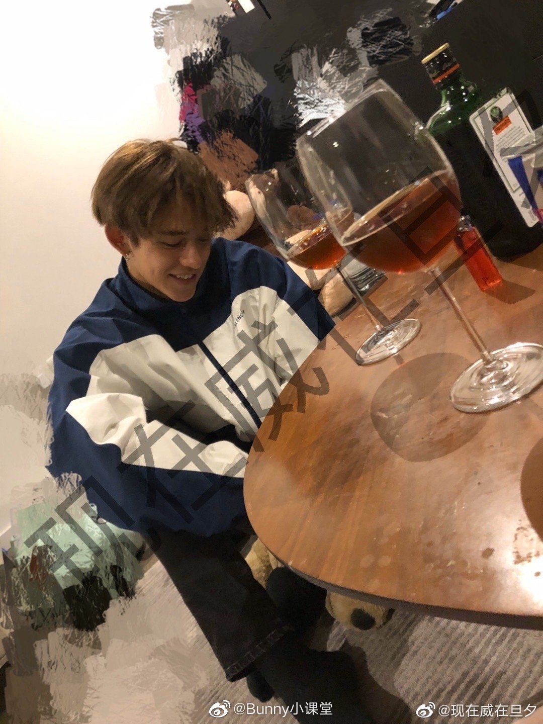 Dấu 'chấm hết' của Lucas - Hoàng Húc Hi: Thêm 2 cô gái tung bằng chứng dụ fan vào khách sạn, quan hệ không bao? - Ảnh 2