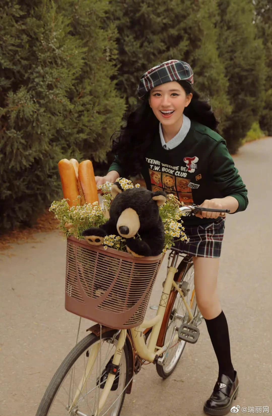 Triệu Lộ Tư hóa 'nữ thần thanh xuân' trên bìa tạp chí, nhưng kiểu makeup lại 'copy' Cúc Tịnh Y rồi đấy! - Ảnh 4