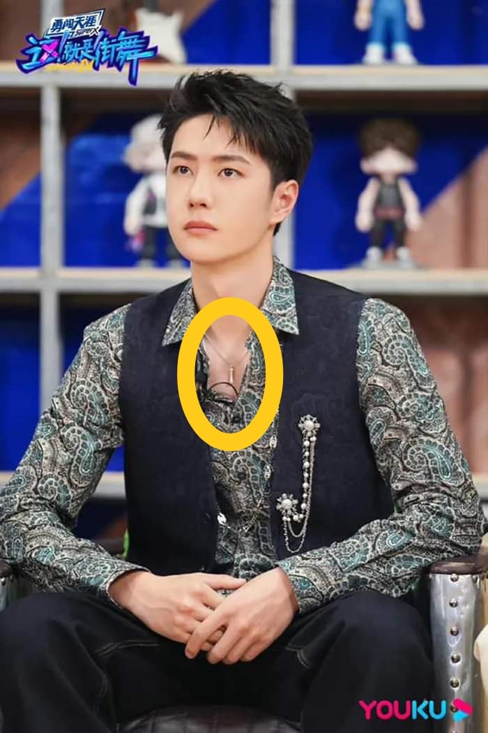 Vương Nhất Bác cũng trưng trổ món phụ kiện này trong lần xuất hiện mới đây Vương Nhất Bác cũng trưng trổ món phụ kiện này trong lần xuất hiện mới đây