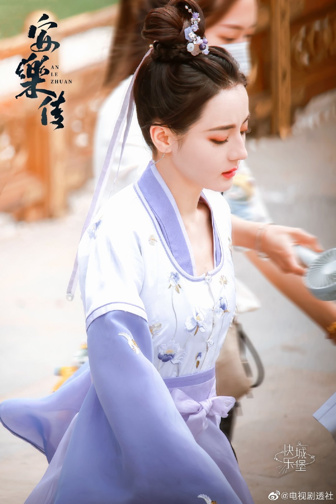 Địch Lệ Nhiệt Ba khoe làn da 'phát sáng' ở hậu trường An Lạc Truyện, visual 'tiên tỷ' nhấn chìm mọi drama Cbiz 5 Địch Lệ Nhiệt Ba khoe làn da 'phát sáng' ở hậu trường An Lạc Truyện, visual 'tiên tỷ' nhấn chìm mọi drama Cbiz 5