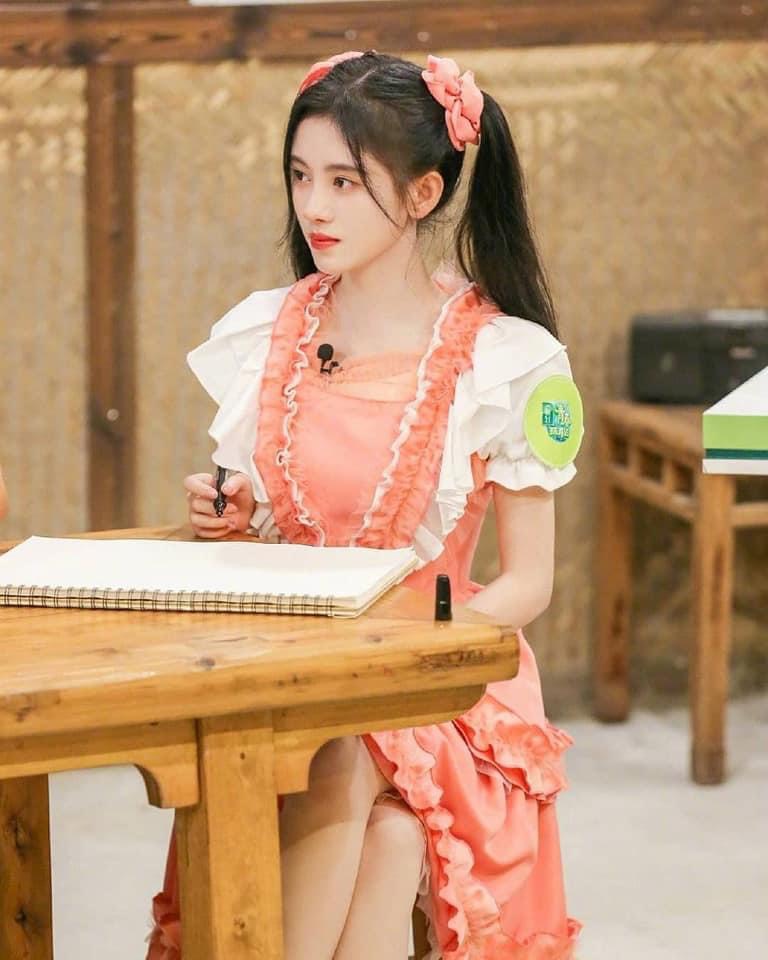 Dẫu biết Cúc Tịnh Y rất đẹp nhưng cô cũng không nên tự tay dìm mình như thế chứ? Dẫu biết Cúc Tịnh Y rất đẹp nhưng cô cũng không nên tự tay dìm mình như thế chứ?
