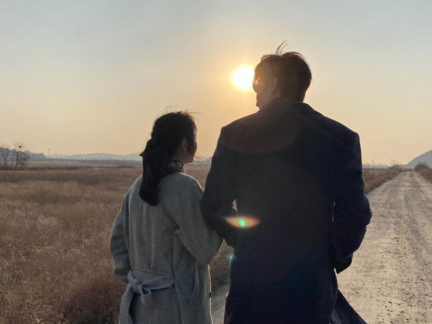 'Chồng quốc dân' Lee Min Ho vừa lộ hint hẹn hò, hội chị em đã tranh giành đòi 'bế' về gấp: Ai có ba bích đi trước - Ảnh 2 'Chồng quốc dân' Lee Min Ho vừa lộ hint hẹn hò, hội chị em đã tranh giành đòi 'bế' về gấp: Ai có ba bích đi trước - Ảnh 2