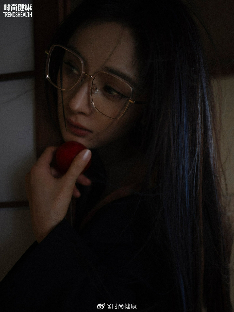 Địch Lệ Nhiệt Ba - Dương Mịch 'chặt nhau' không tiếc tay với kiểu tóc light xanh: Ai mới là bad girl chính hiệu? 4 Địch Lệ Nhiệt Ba - Dương Mịch 'chặt nhau' không tiếc tay với kiểu tóc light xanh: Ai mới là bad girl chính hiệu? 4