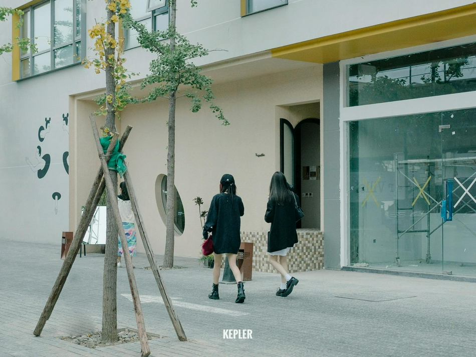 Dương Mịch tung tăng cùng bạn thân giữa đường phố Bắc Kinh.