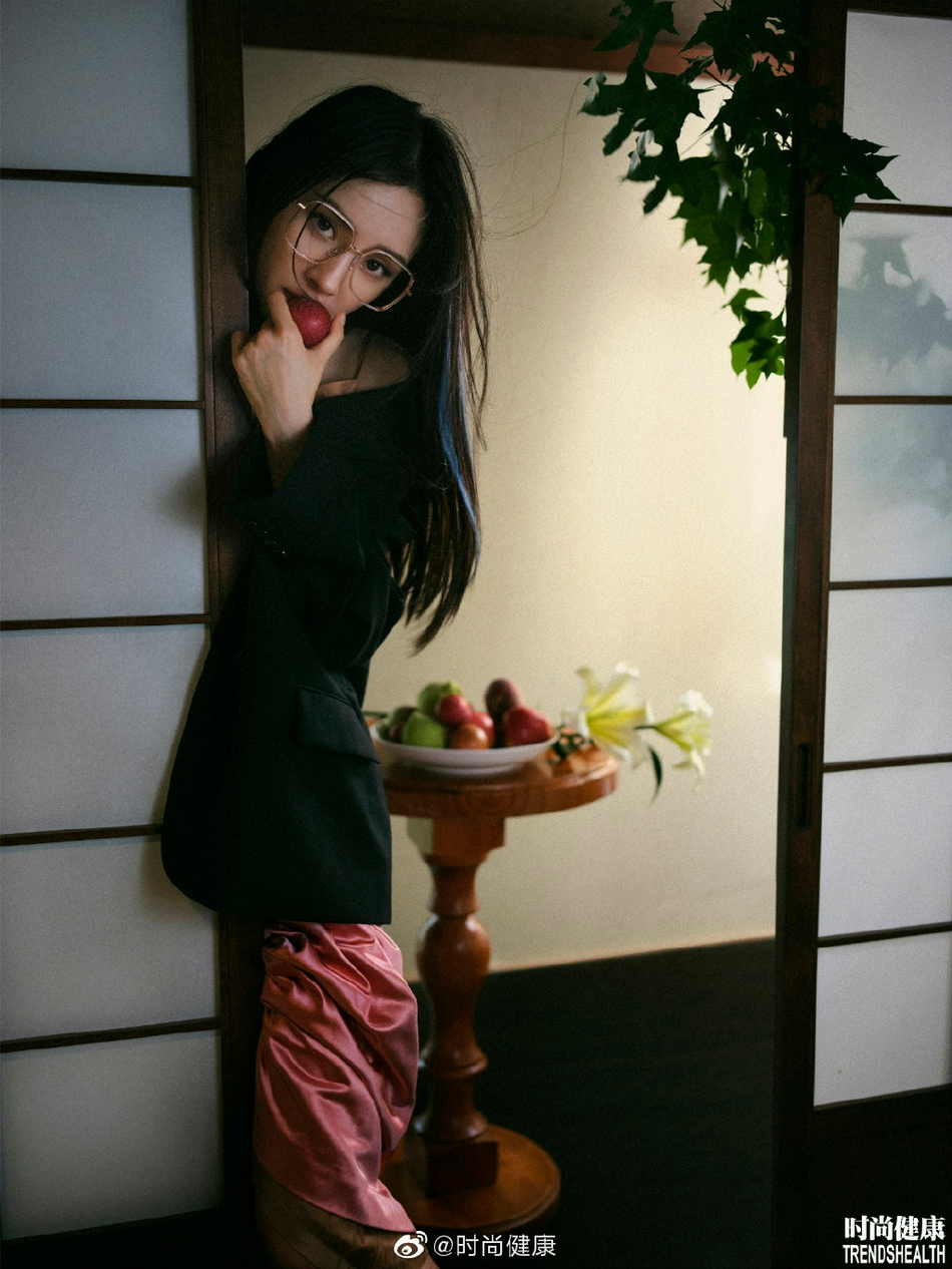 Được biết, đây không phải là lần đầu tiên Dương Mịch thực hiện kiểu tóc light này