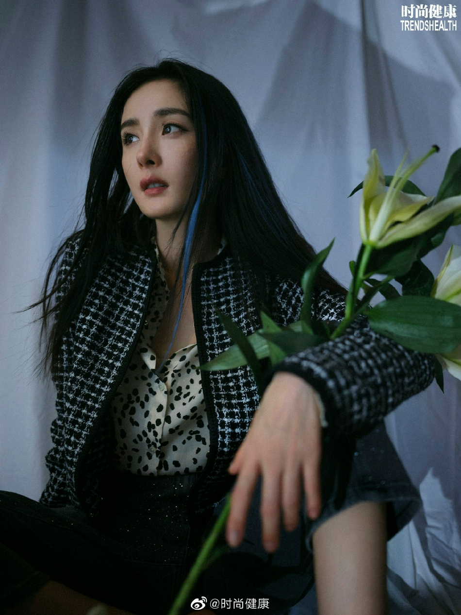 Cách đây ít hôm, bà mẹ một con cũng từng thực hiện tóc light xanh trên bìa tạp chí Trendshealth 