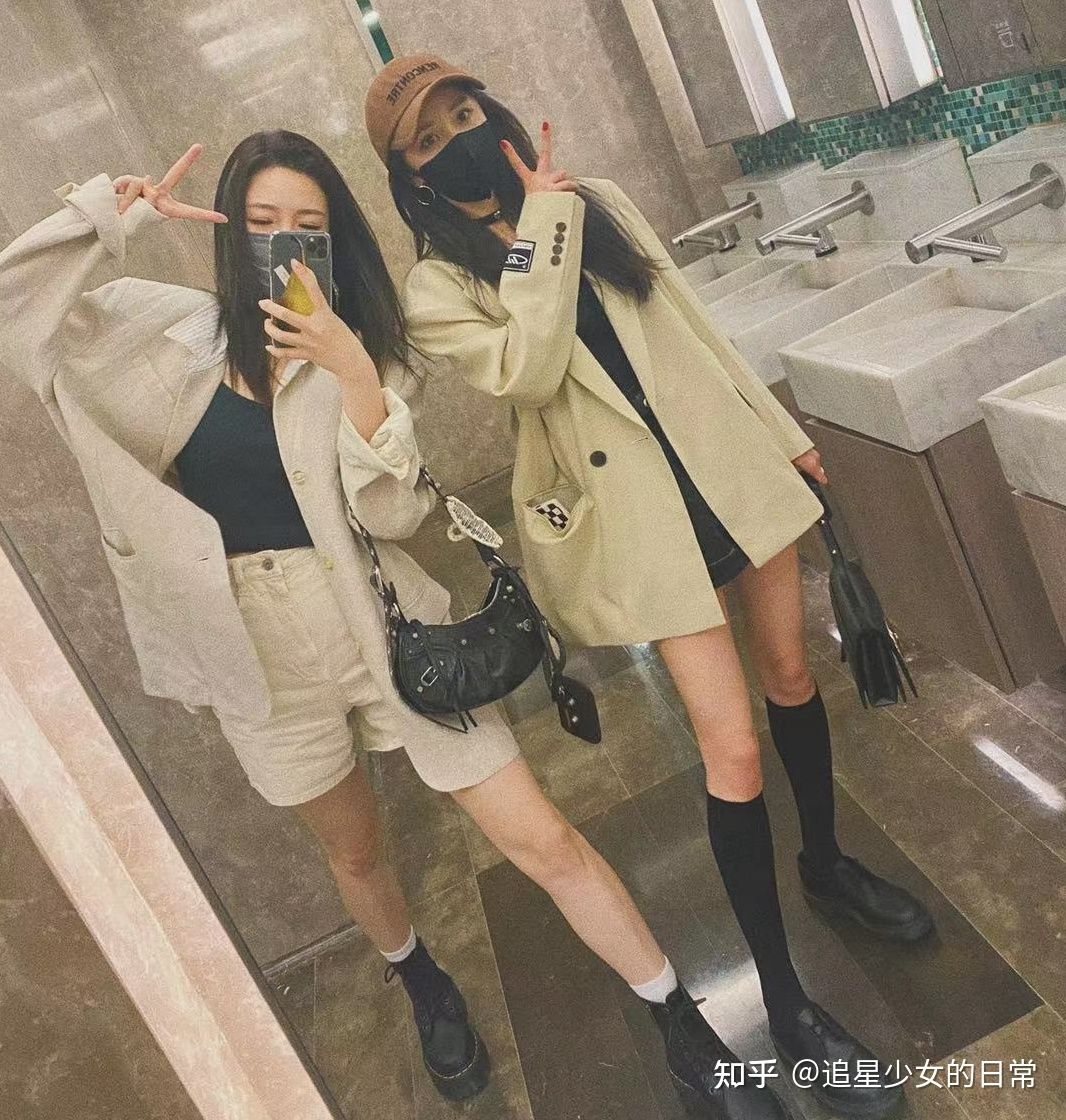 Hễ ra khỏi nhà, Dương Mịch đều trưng trổ những outfit khoe khéo lợi thế ngoại hình