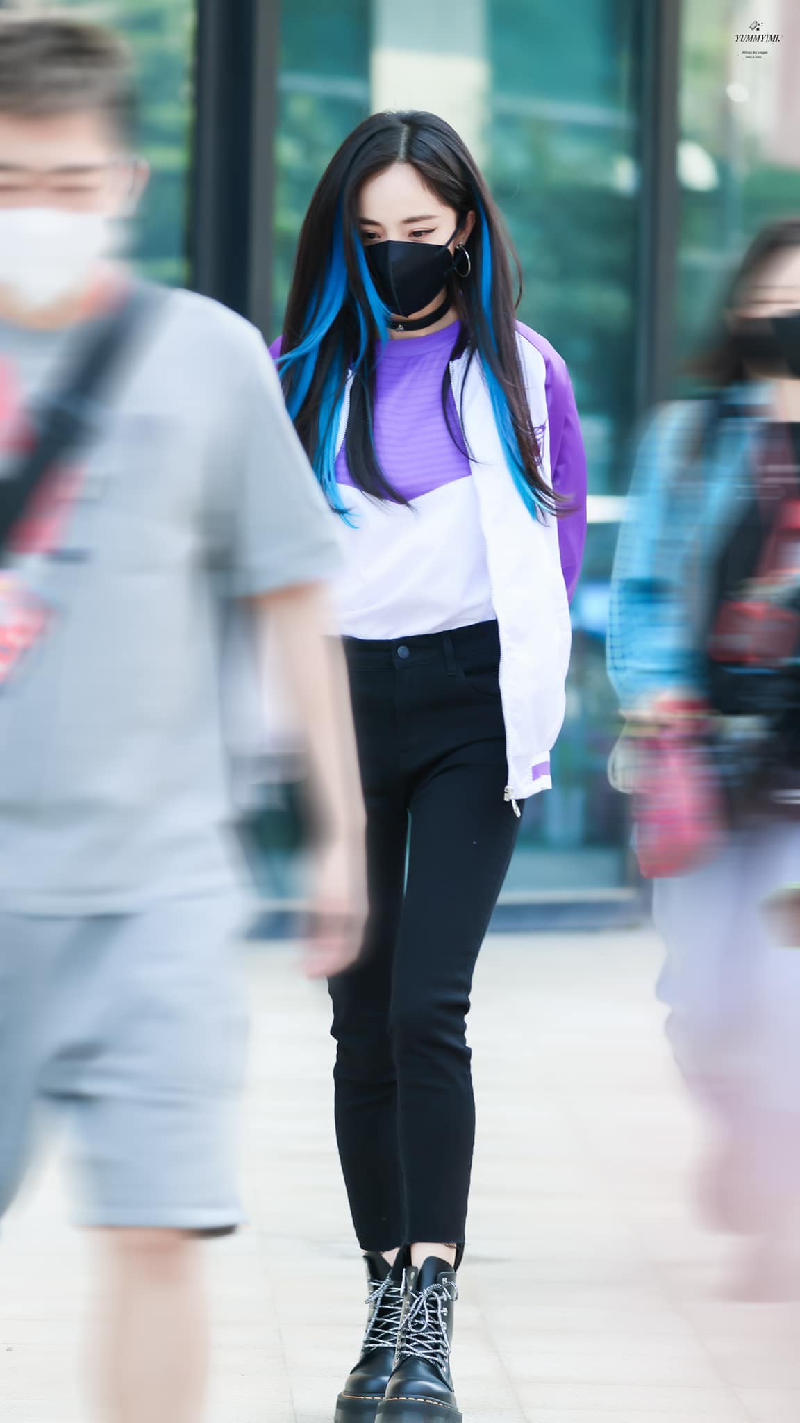 Mái tóc xanh phá cách khiến dân tình ngã ngửa