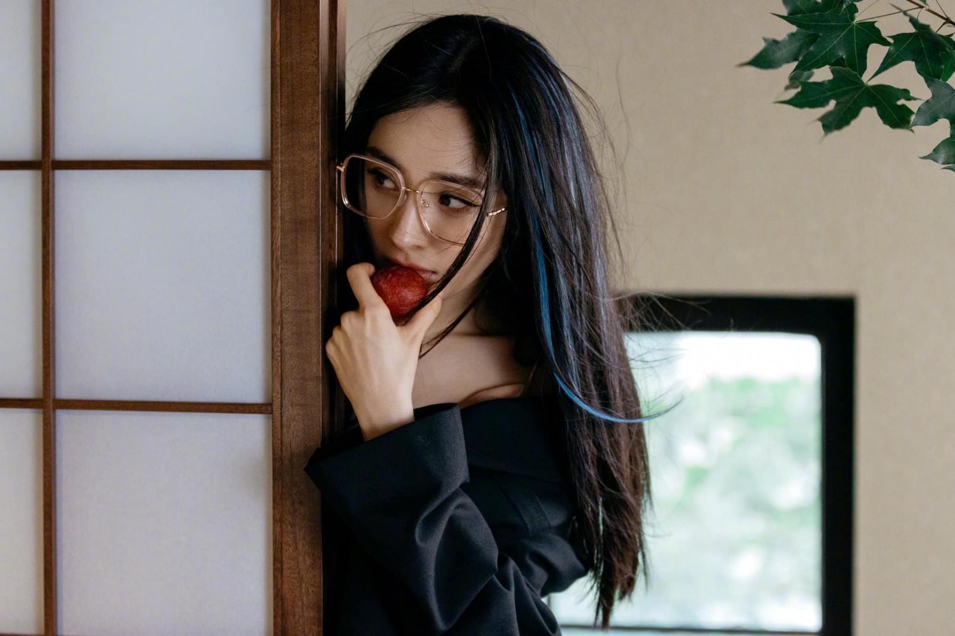 Dương Mịch xuất hiện trên tạp chí với mái tóc light xanh