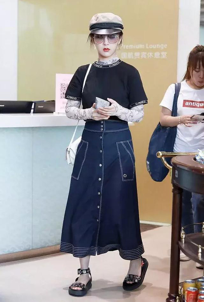 Mỹ nhân Cbiz nô nức đu trend khoe eo 'A4' tại sân bay: Nhiệt Ba, Dương Mịch mỏng lét, Tịnh Y 'pha ke', trùm sau bất bại - Ảnh 4 Mỹ nhân Cbiz nô nức đu trend khoe eo 'A4' tại sân bay: Nhiệt Ba, Dương Mịch mỏng lét, Tịnh Y 'pha ke', trùm sau bất bại - Ảnh 4