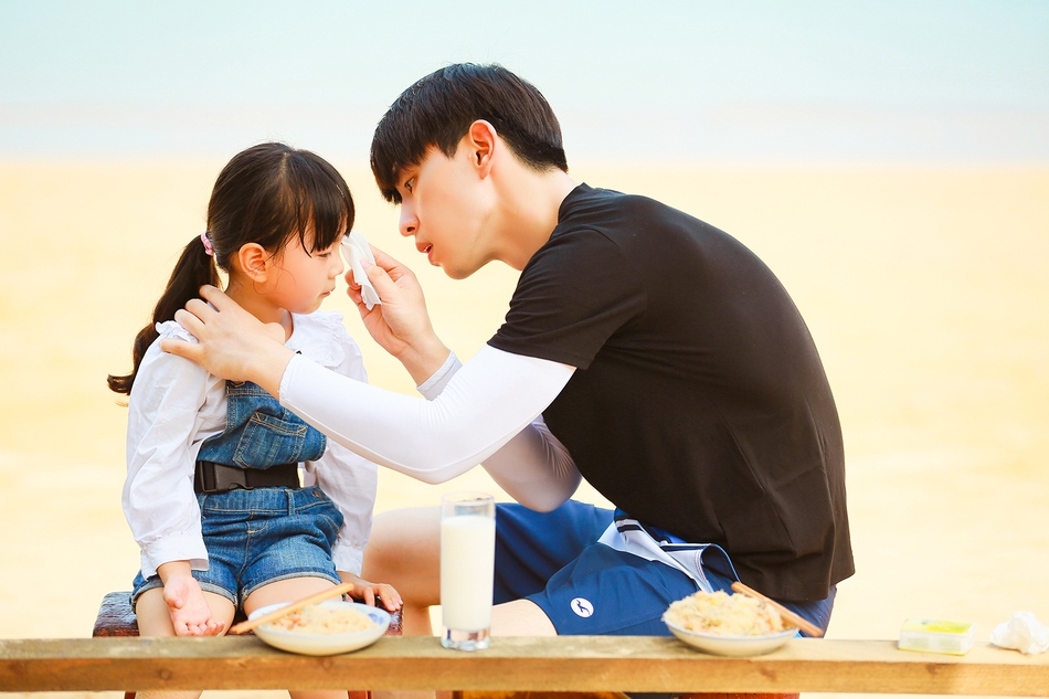 Nam thần Cbiz 'si mê' trẻ con mà bơ luôn bạn gái: Nhất Bác, Đặng Luân như 'bố bỉm', Tiêu Chiến mới gây sốt - Ảnh 5