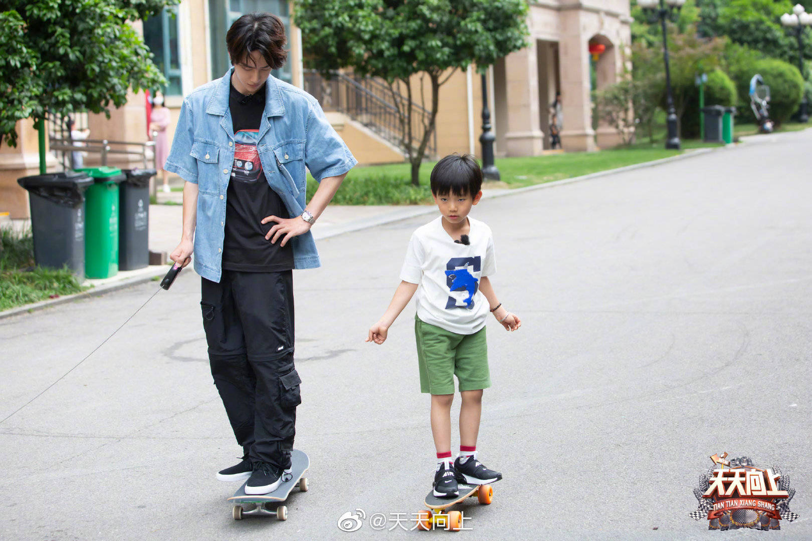 Nam thần Cbiz 'si mê' trẻ con mà bơ luôn bạn gái: Nhất Bác, Đặng Luân như 'bố bỉm', Tiêu Chiến mới gây sốt - Ảnh 2