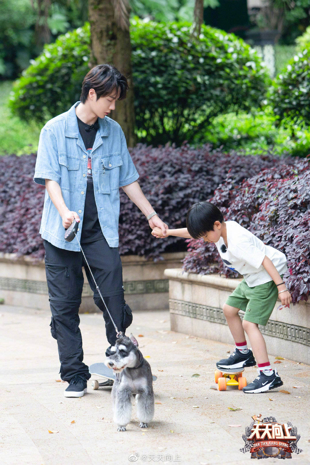 Nam thần Cbiz 'si mê' trẻ con mà bơ luôn bạn gái: Nhất Bác, Đặng Luân như 'bố bỉm', Tiêu Chiến mới gây sốt - Ảnh 1