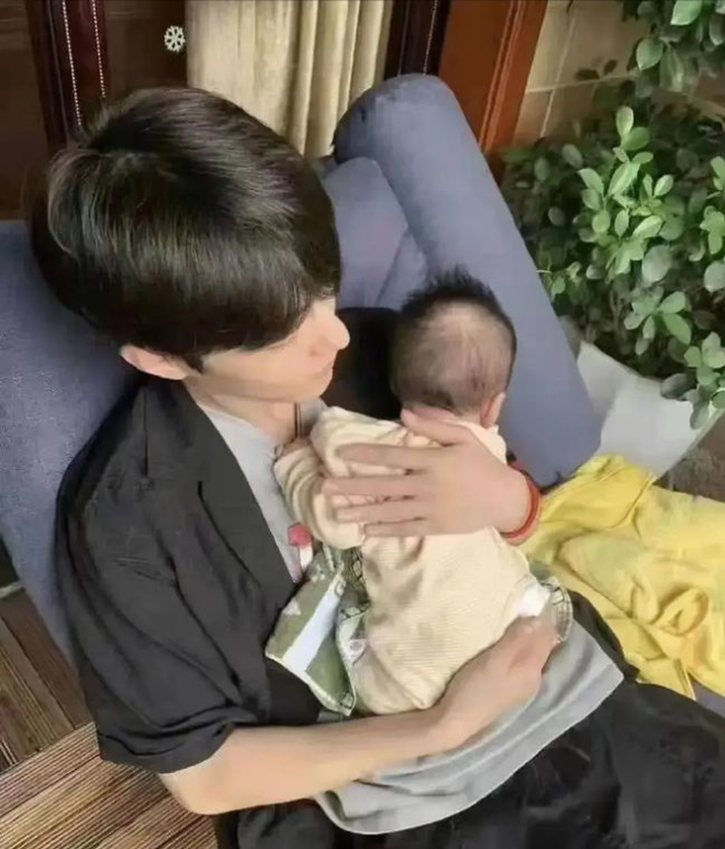 Nam thần Cbiz 'si mê' trẻ con mà bơ luôn bạn gái: Nhất Bác, Đặng Luân như 'bố bỉm', Tiêu Chiến mới gây sốt - Ảnh 6 Nam thần Cbiz 'si mê' trẻ con mà bơ luôn bạn gái: Nhất Bác, Đặng Luân như 'bố bỉm', Tiêu Chiến mới gây sốt - Ảnh 6