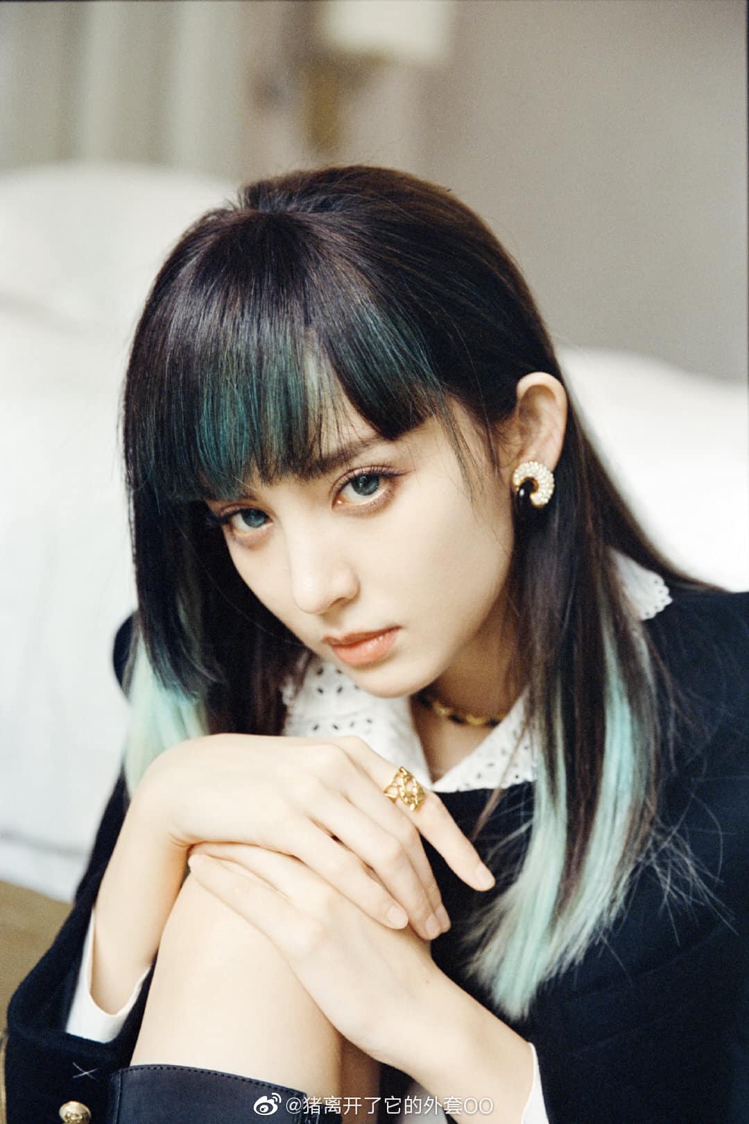 Cổ Lực Na Trát hóa bad girl với màu tóc mới