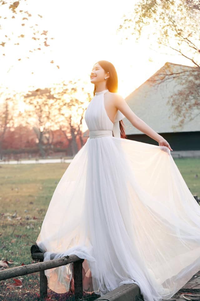 Triệu Lộ Tư rạng rỡ đón nắng chiều với váy trắng. Chất liệu mềm mại giúp nữ minh tinh sinh năm 1998 tôn lên vẻ nữ tính ngọt ngào