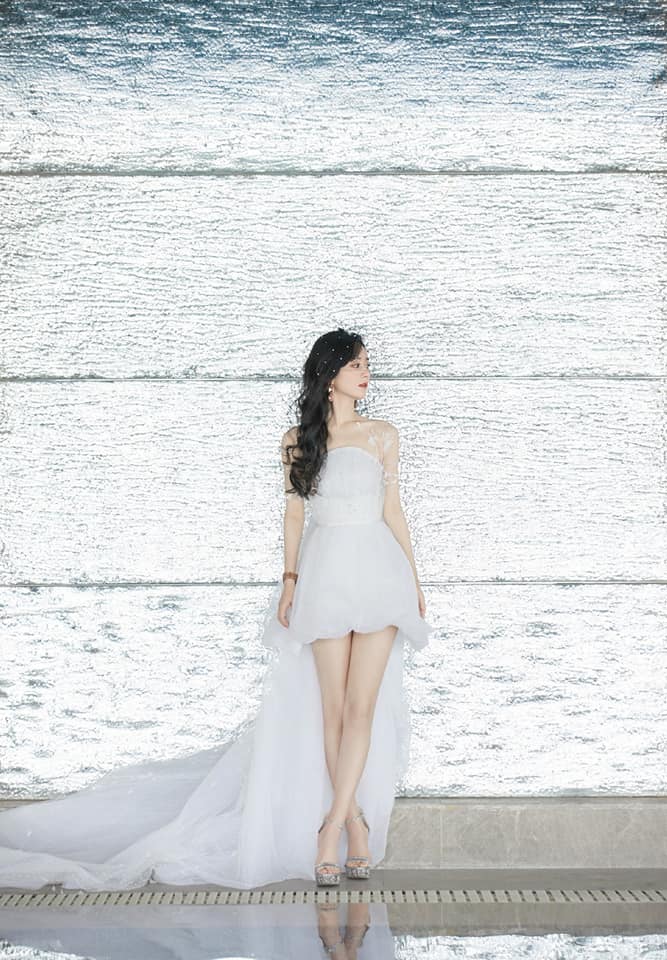 Triệu Lệ Dĩnh lựa chọn thiết bất đối xứng khoe triệt để đôi chân thon dài. Phụ kiện cài tóc giúp cô trở nên nổi bật hơn