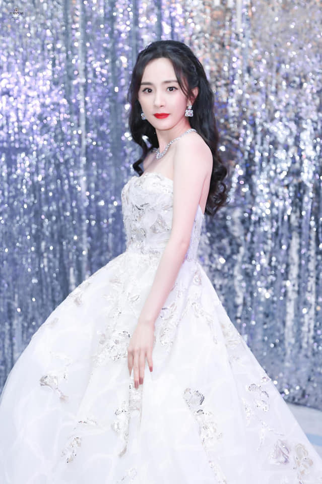 Là một trong những mỹ nhân có sức ảnh hưởng nhất Cbiz, Dương Mịch thường xuyên xuất hiện với visual lộng lấy tại sự kiện. Thiết kế váy trắng cô dâu kiểu dáng cúp ngực giúp người đẹp khoe khéo vòng 1 căng đầy, tấm lưng trần quyến rũ