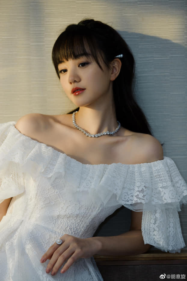 Hồ Y Hoàn lựa chọn thiết kế ren tạo điểm nhấn bằng dây chuyền và phụ kiện cài tóc đồng điệu. Có thể thấy, bộ cánh tuy đơn giản nhưng người đẹp vẫn vô cùng nền nã, kiêu sa