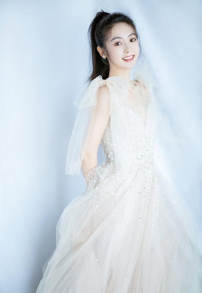 Thiết kế này vô tình 'phơi bày' vòng 1 lép như ti vi của Hình Phi. Tuy nhiên nhan sắc xinh đẹp, nụ cười tỏa nắng đã cứu vớt tất cả