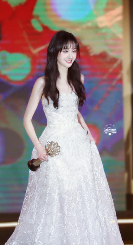 Tại sự kiện trao dài, Trịnh Sảng diện váy suông cúp ngực, buông xõa mái tóc. Tuy nhiên thiết kế này của cô bị cho là không phù hợp với vóc dáng, tố cáo thân hình 'cò hương' của Trịnh Sảng