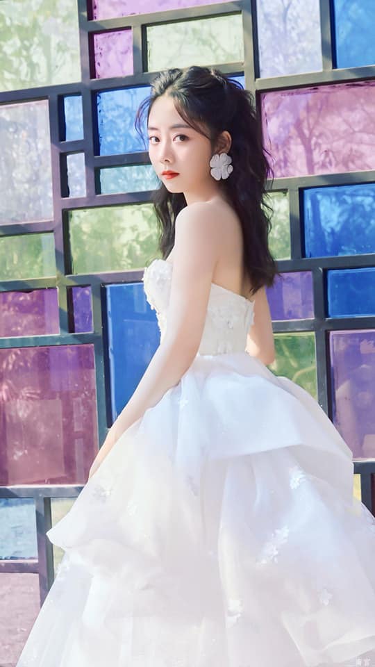 Đàm Tùng vận đích thị là nàng thơ trong tranh. Kiểu váy xếp tầng cúp ngực đầy ấn tượng giúp vẻ nữ tính tăng lên gấp bội.