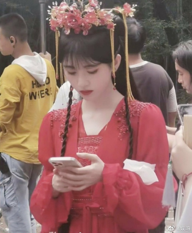 Bị chê trang điểm kiểu diễn tuồng, Cúc Tịnh Y quất hẳn 'xì tai' Shin cậu bé bút chì cho tạo hình mới của Hoa Nhung - Ảnh 1 Bị chê trang điểm kiểu diễn tuồng, Cúc Tịnh Y quất hẳn 'xì tai' Shin cậu bé bút chì cho tạo hình mới của Hoa Nhung - Ảnh 1