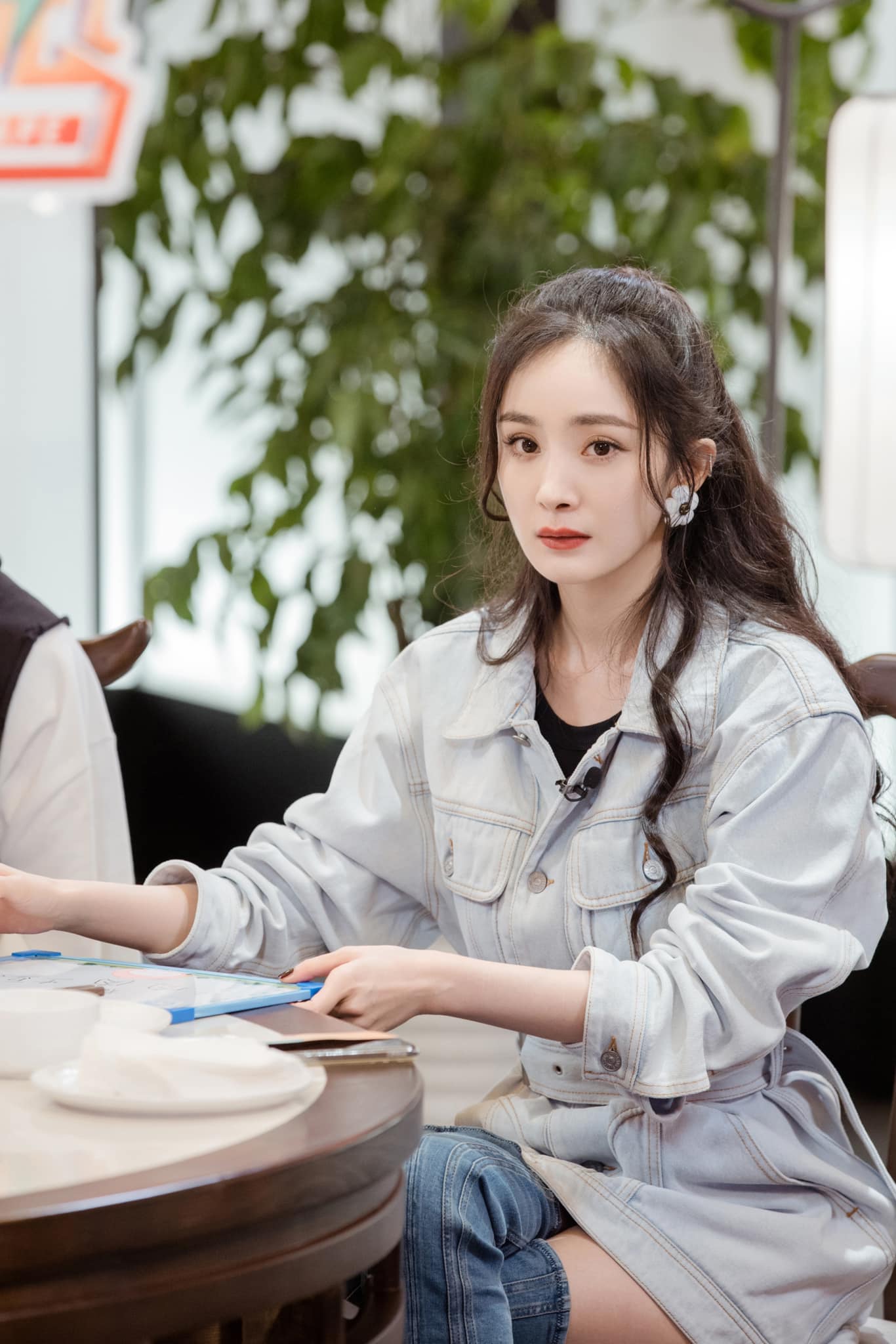 Bị chê lép vế Triệu Lộ Tư, Dương Mịch phục thù với bộ ảnh khoe visual 'chạm định': Đôi chân ai đắt giá nhất? - Ảnh 1 Bị chê lép vế Triệu Lộ Tư, Dương Mịch phục thù với bộ ảnh khoe visual 'chạm định': Đôi chân ai đắt giá nhất? - Ảnh 1