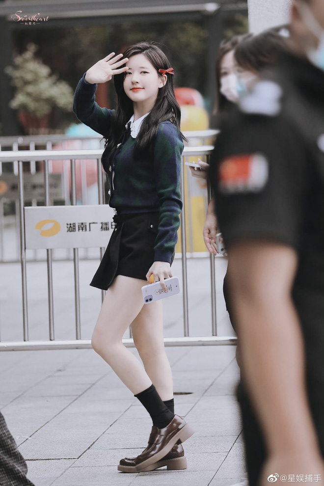 Triệu Lộ Tư trên đường tới đài truyền hình để quay show Happy Camp Triệu Lộ Tư trên đường tới đài truyền hình để quay show Happy Camp