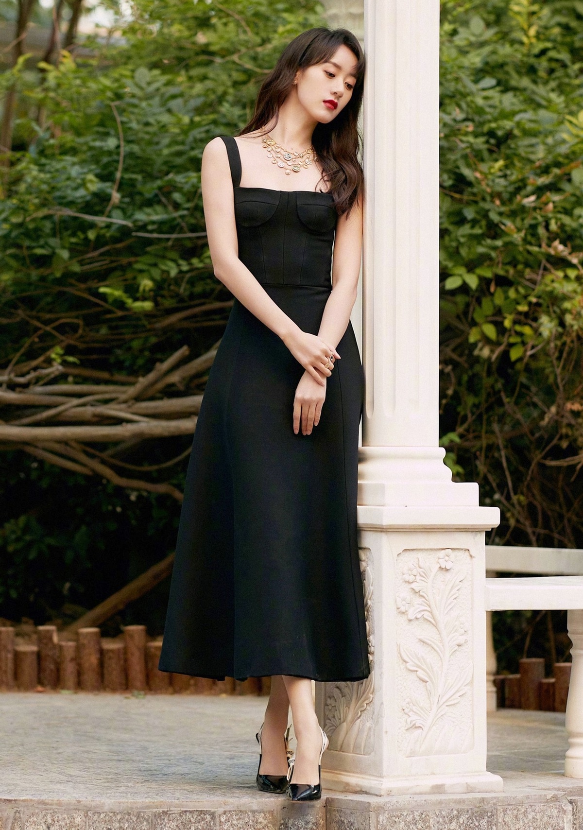 Diễn viên Lưu Ly Mỹ Nhân Sát - Viên Băng Nghiên diện thiết kế đắt đỏ của nhà mốt Dior. Gương mặt hững hờ, vóc dáng mảnh mai tạo nên những shoot hình đậm chất thời trang