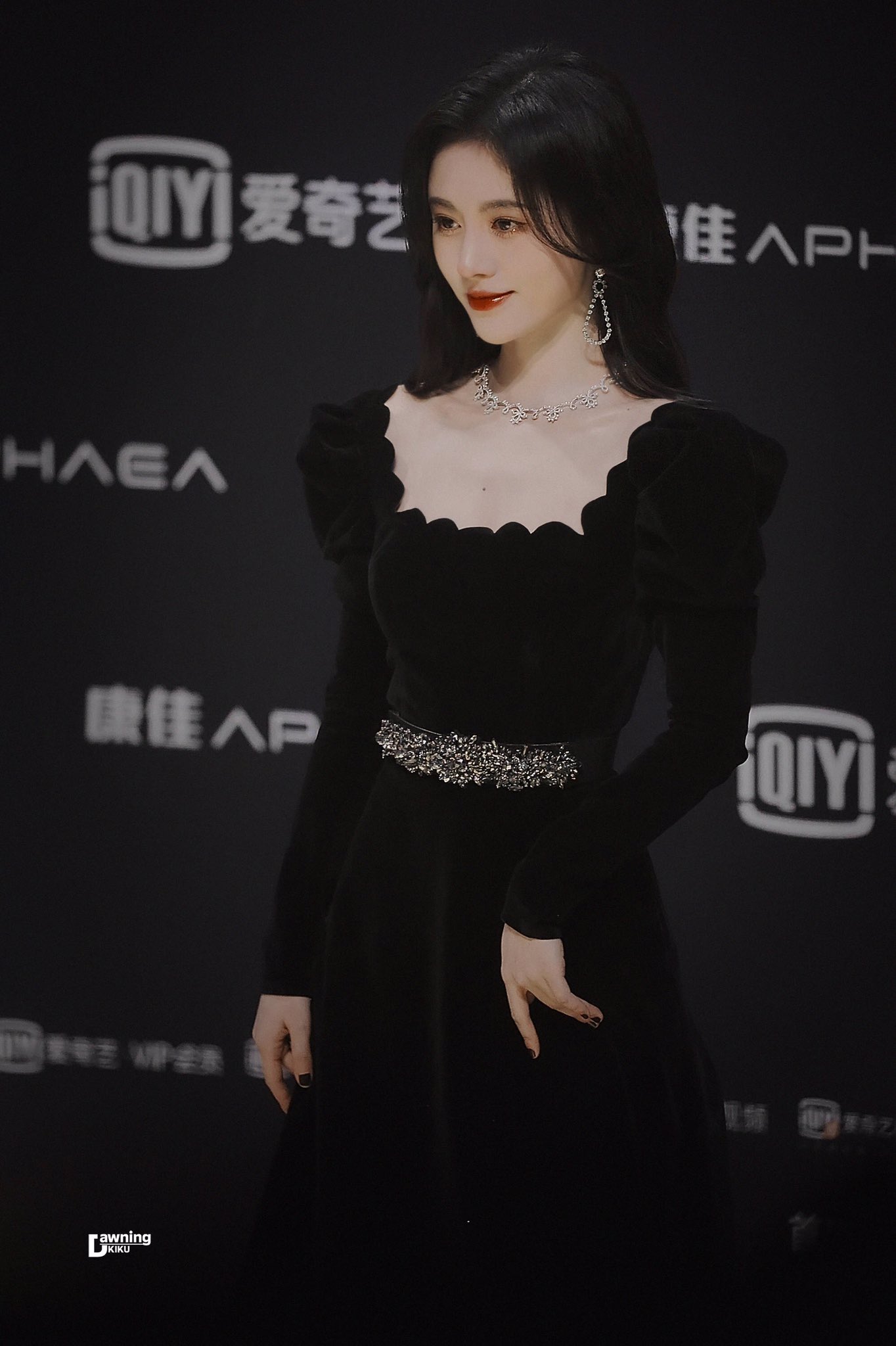 Cúc Tịnh Y khoe làn da phát sáng, bờ vai vuông vắn khó tin khi diện váy đen dự sự kiện. Có thể thấy, với gam màu tối các mỹ nhân đều biết cách tạo điểm nhấn với phụ kiện sáng màu như ngọc trai, kim cương, bạc...