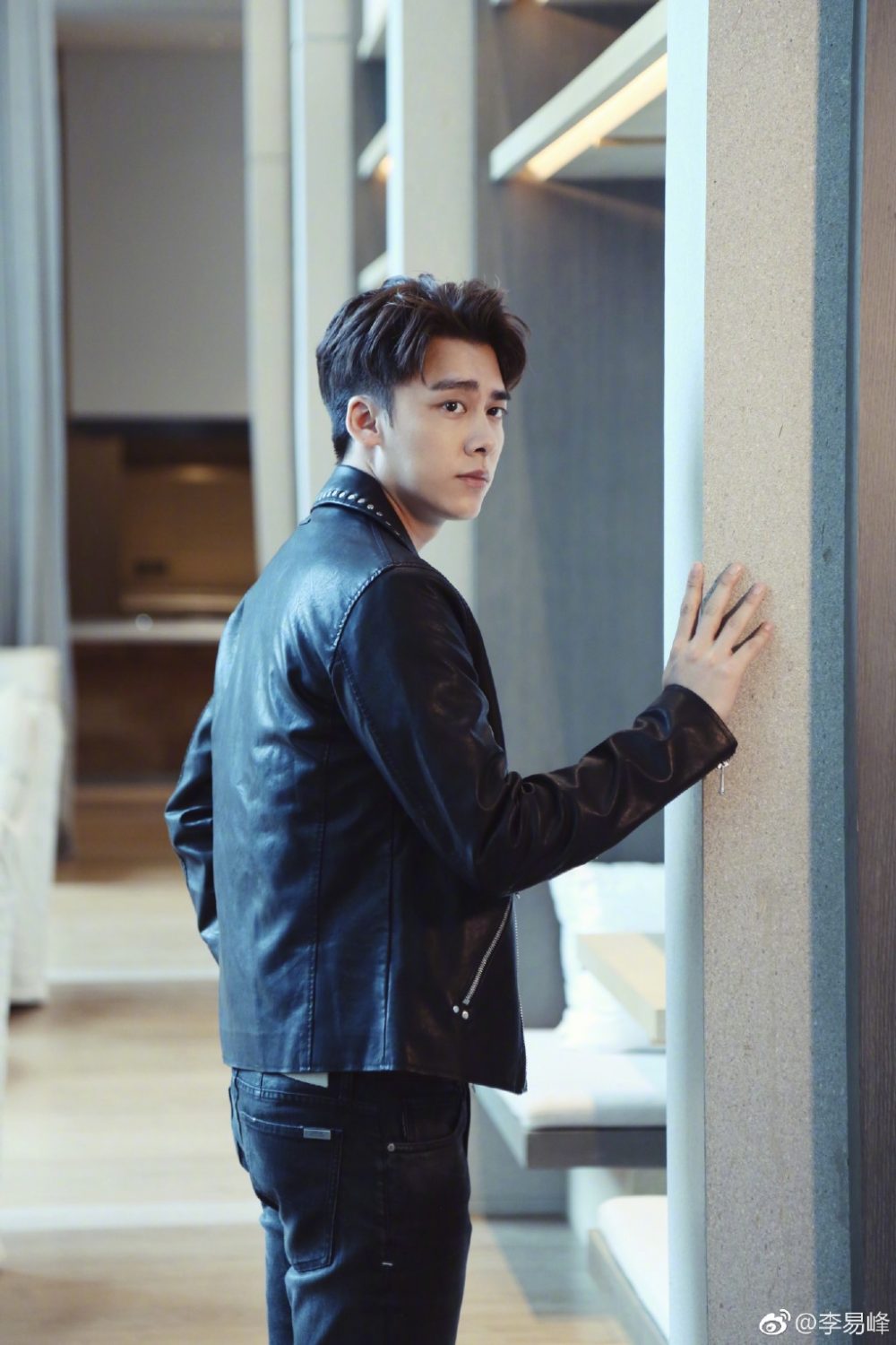 Cùng gương mặt và thân hình “chuẩn soái”, vẻ mặt lạnh đầy bí hiểm là vũ khí khiến hội chị em phải 'say như điếu đổ' Lý Dịch Phong