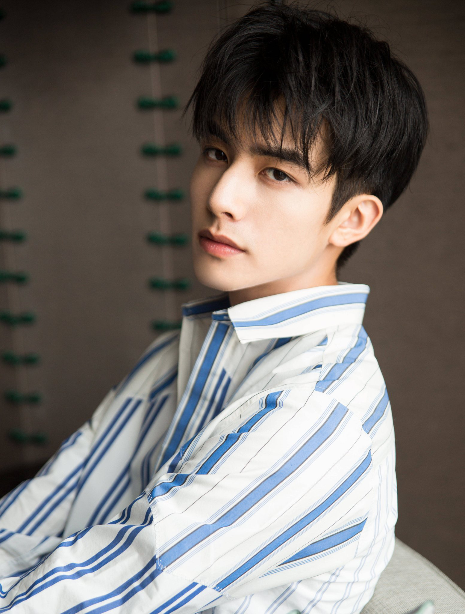 Thuộc top những nam thần trẻ tuổi của màn ảnh Hoa ngữ, Tống Uy Long hiện đang khẳng định sức hút của mình. Nhìn qua có vẻ anh chàng này rất bad boy nhưng thực chất là một good boy chính hiệu.