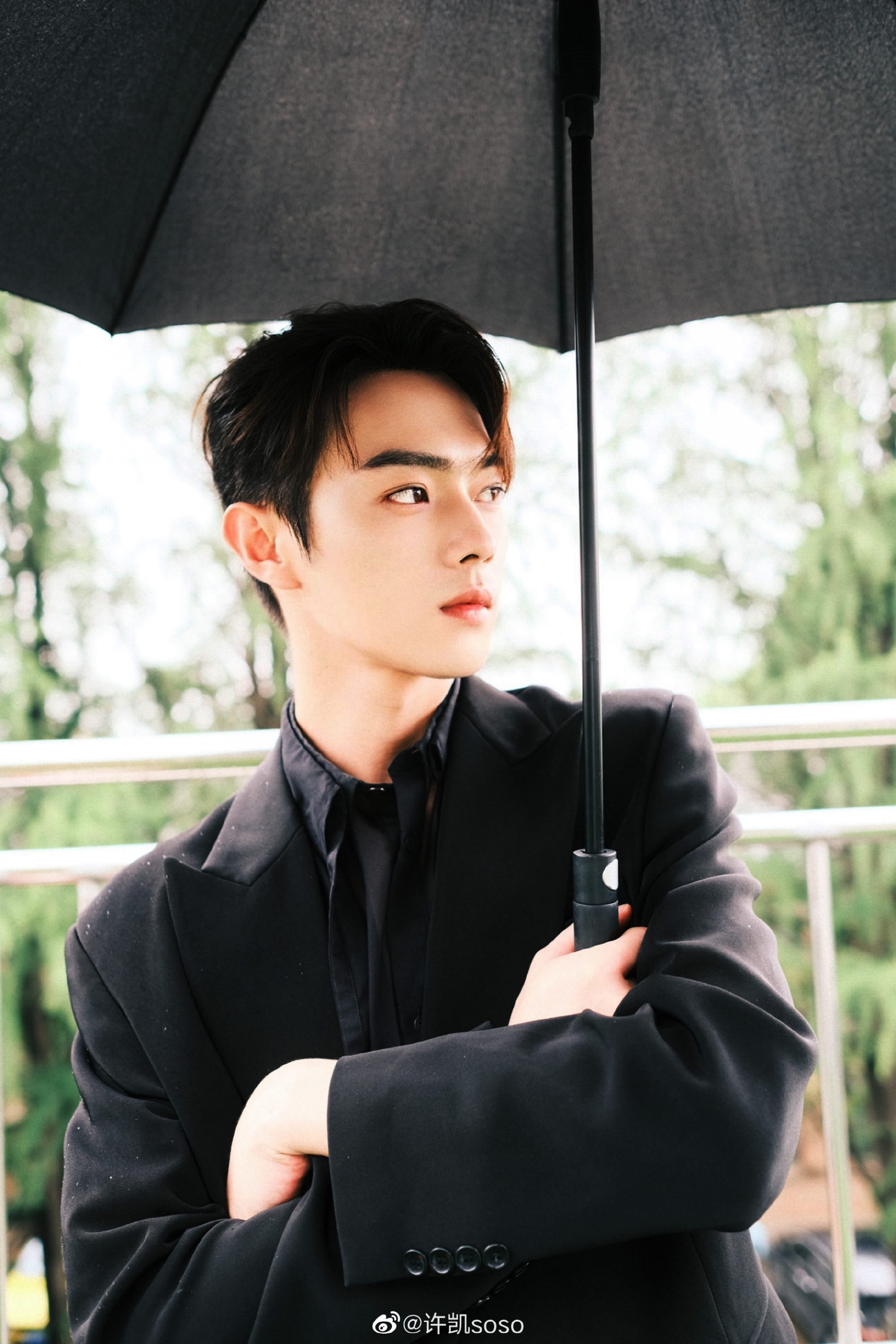 Bạn sẽ thực sự say đắm nếu nhìn thấy hình ảnh Hứa Khải phùng má hay nháy mắt