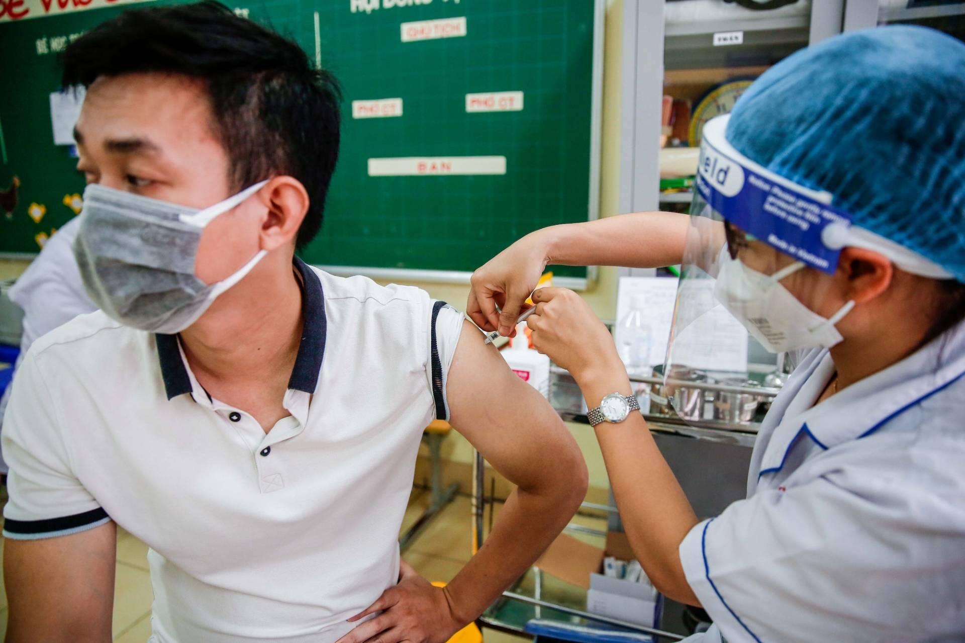 51,33% người dân trong độ tuổi tiêm chủng tại Hà Nội đã được tiêm vaccine phòng COVID-19. Ảnh minh họa: Người lao động