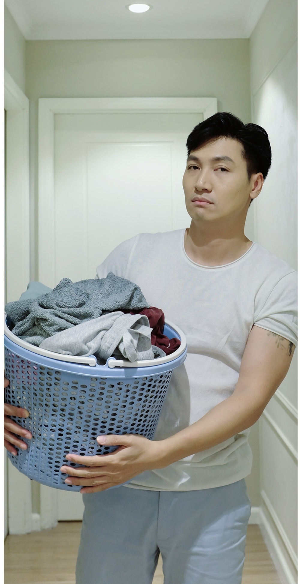 Dù bận rộn với công việc, shark Long - Hương Vị Tình Thân luôn dành thời gian chăm sóc con cái, phụ giúp vợ công việc nhà