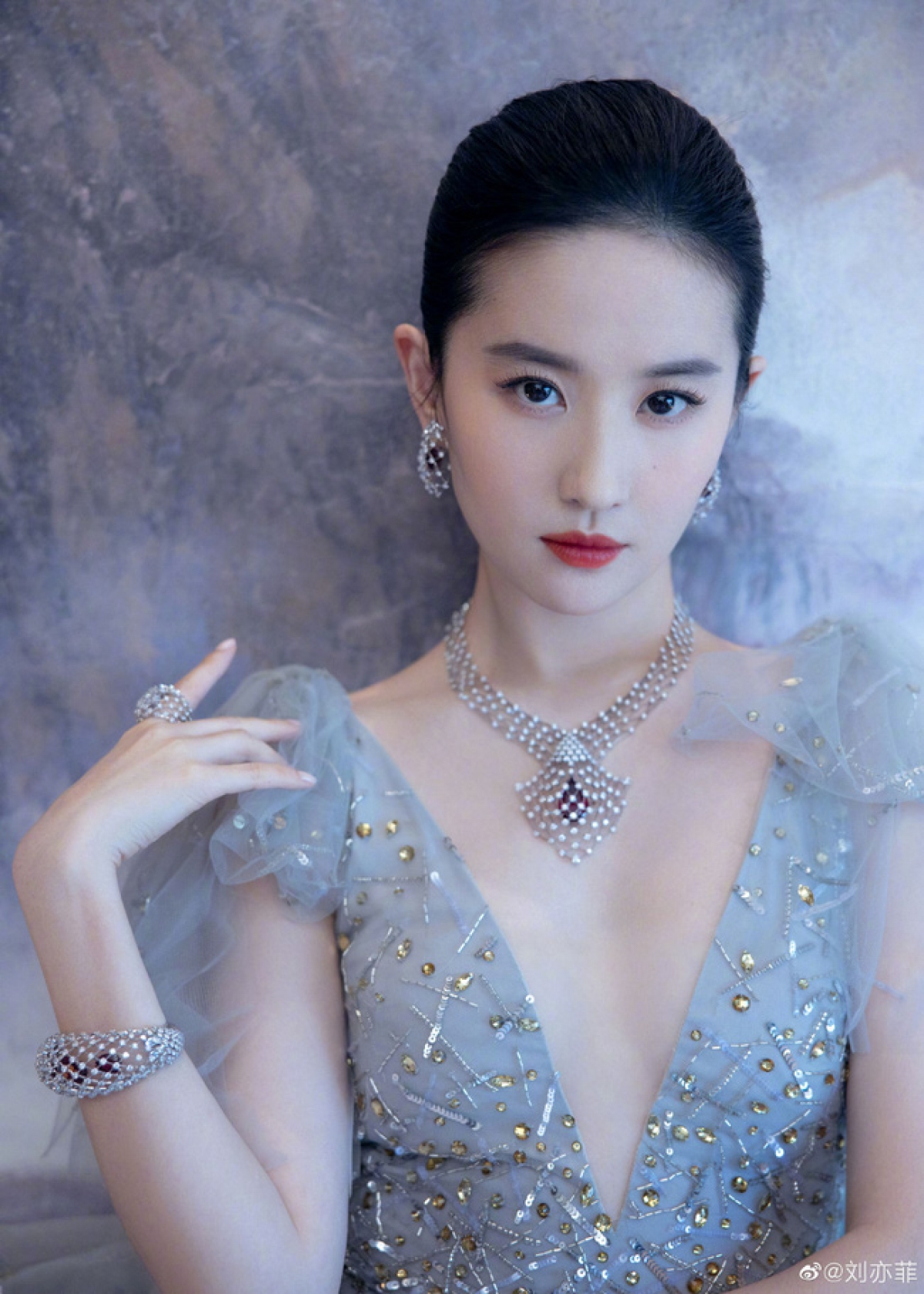 Thần tiên tỷ tỷ Lưu Diệc Phi diện váy cổ V cắt xẻ cực 