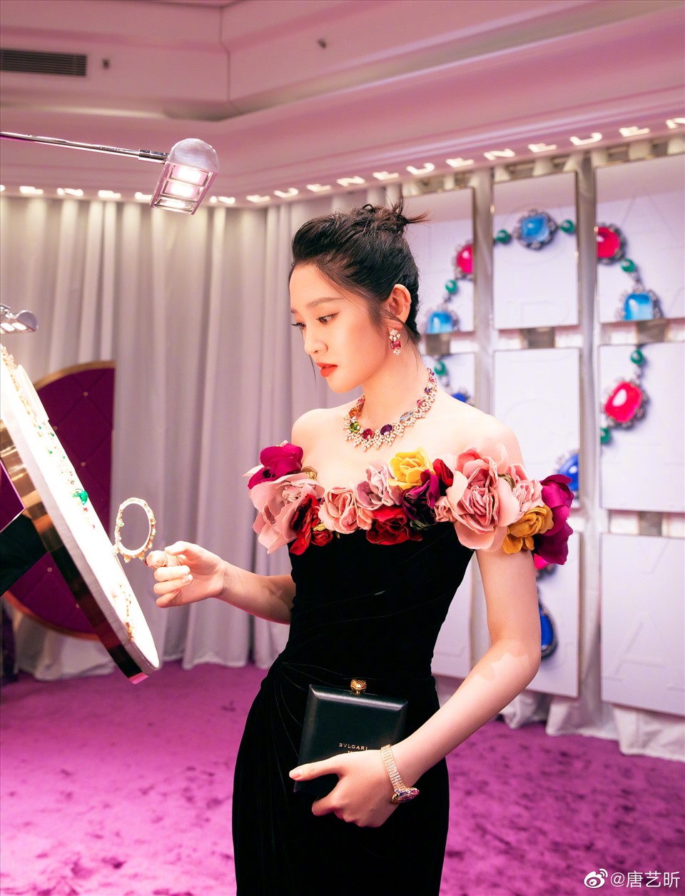 Đường Nghệ Hân luôn biết nâng tầm diện mạo bởi những món phụ kiện đắt đỏ