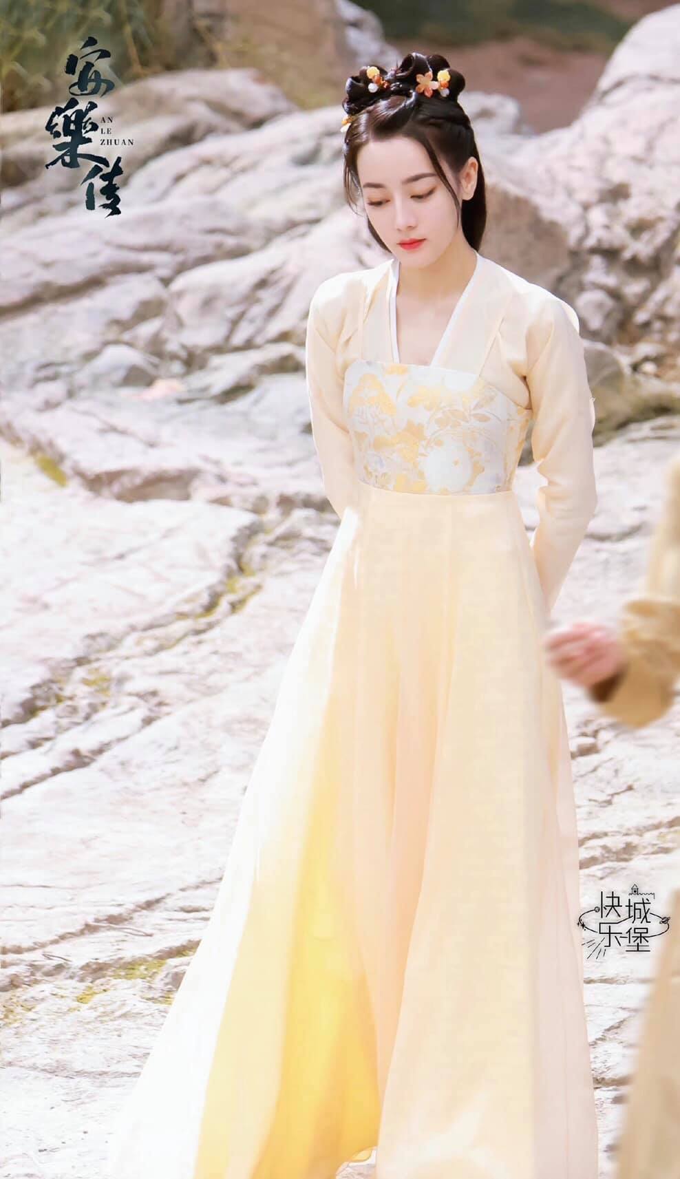 Những tưởng rằng màu vàng sến sẩm sẽ 'dìm' nhan sắc của Địch Lệ Nhiệt Ba, nhưng không... tổng thể vẫn đỉnh của chóp