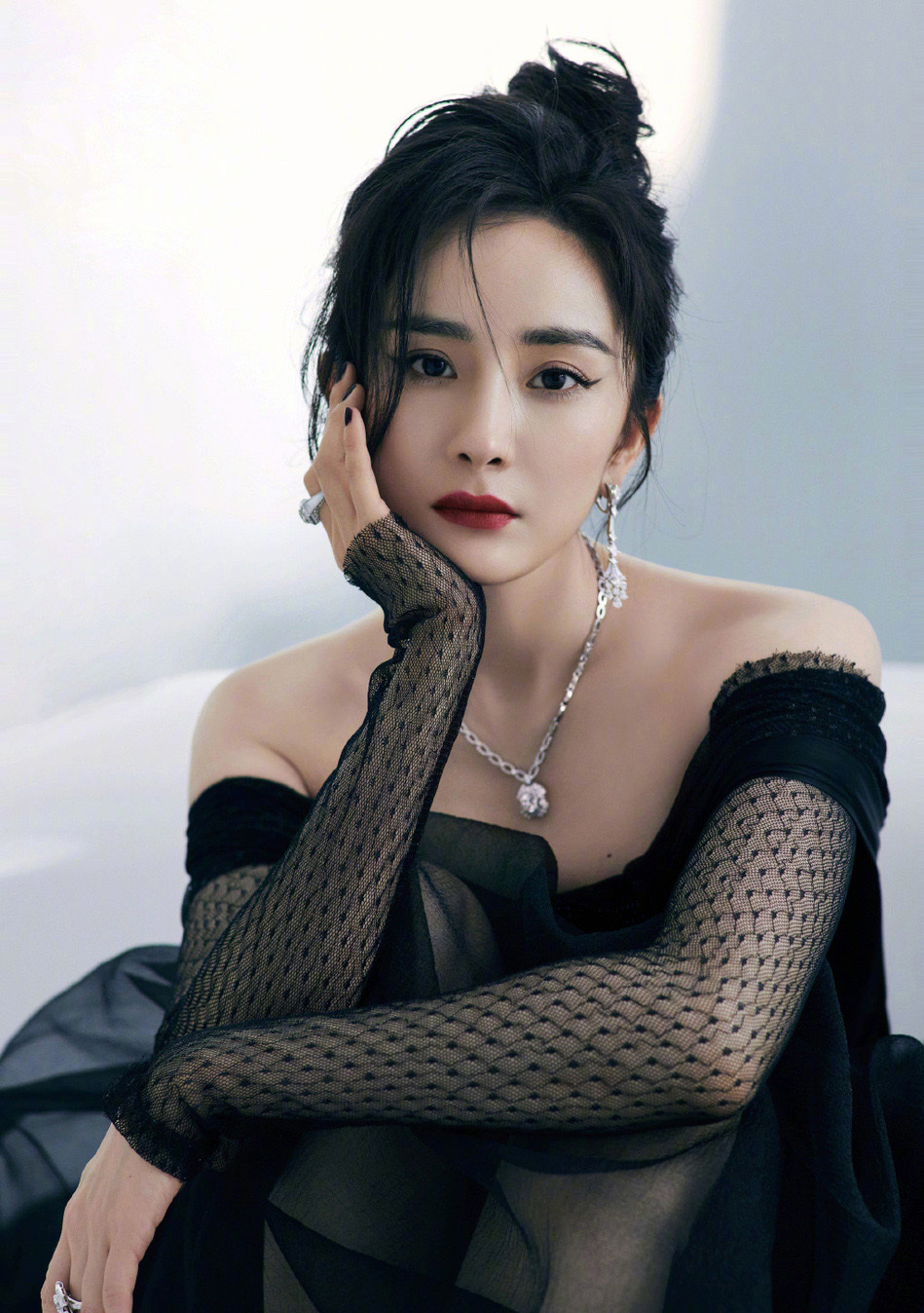 Dương Mịch chọn thiết kế trễ vai màu đen pha chất liệu xuyên thấu do nhà Raisa Vanessa 'se chỉ', phối kèm trang sức nổi bật tại sự kiện Liên hoan phim truyền hình Thượng Hải