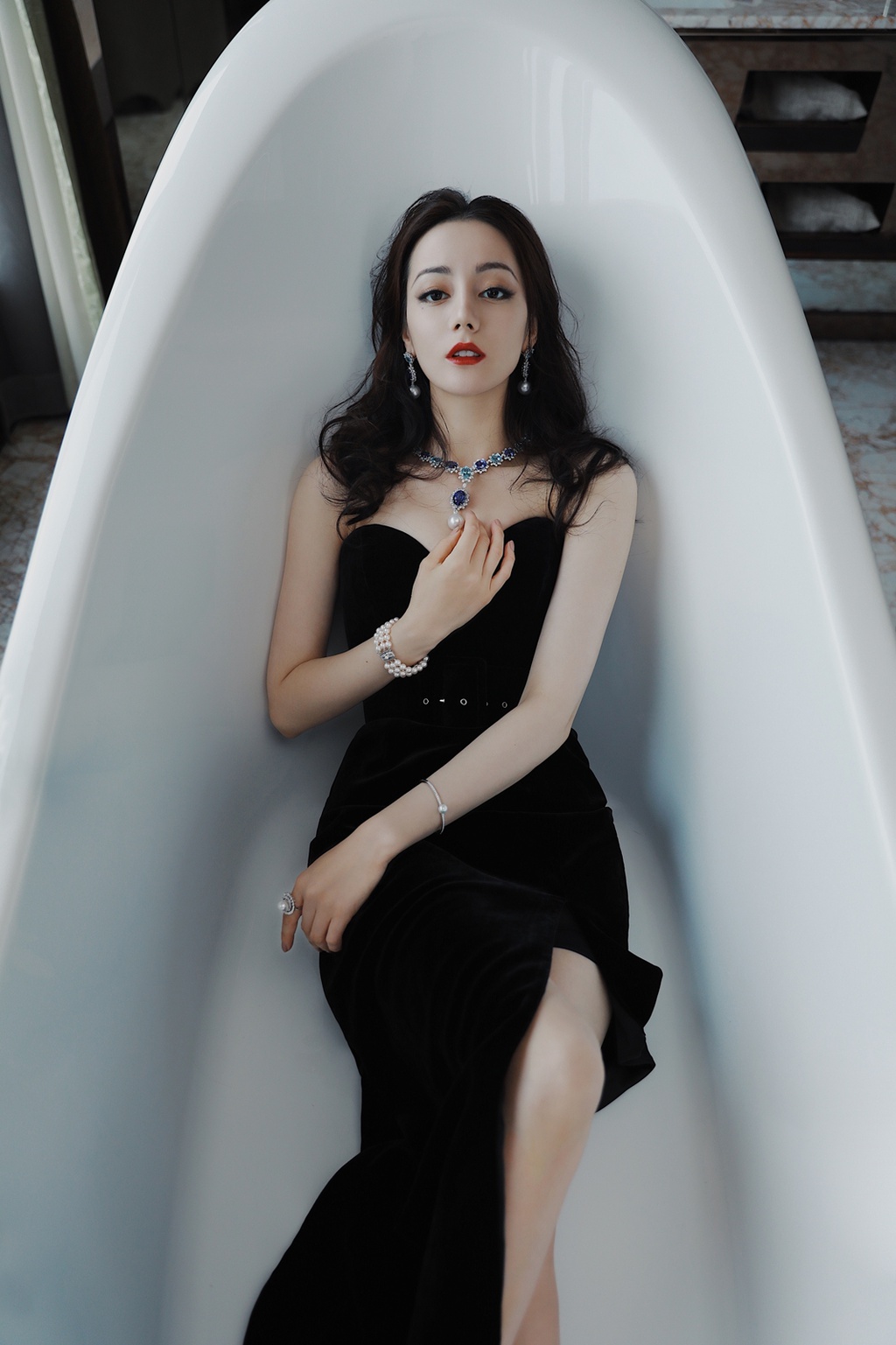 Địch Lệ Nhiệt Ba từng khiến khán giả có mặt tại sự kiện phát cuồng khi khoe 'núi đồi' tràn viền. Sắc đen vừa tôn lên vẻ đẹp huyền bí sang trọng vừa làm nổi bần bật nước da trắng hồng không tì vết của mỹ nhân Tân Cương