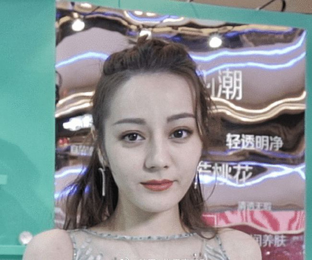 Trang Sohu còn đào lại hình ảnh trong các phiên livestream của mỹ nhân Tân Cương để so sánh Trang Sohu còn đào lại hình ảnh trong các phiên livestream của mỹ nhân Tân Cương để so sánh