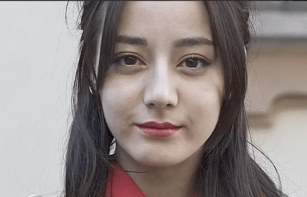 Da dẻ của Địch Lệ Nhiệt Ba sần sài, kém săn chắc... khác xa với hình ảnh được tung hô Da dẻ của Địch Lệ Nhiệt Ba sần sài, kém săn chắc... khác xa với hình ảnh được tung hô