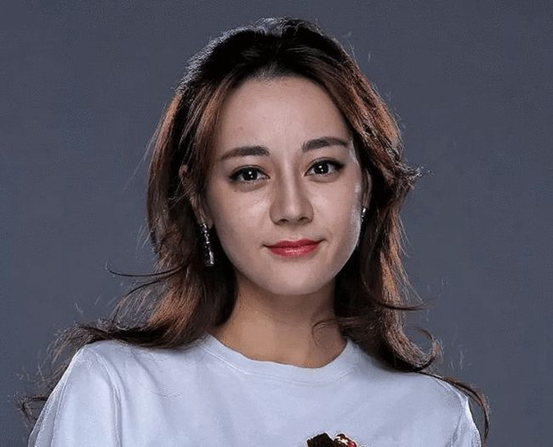 Bất mãn vì bị công kích, thợ ảnh đình đám tung 'rổ ảnh' bóc mẽ nhan sắc của Địch Lệ Nhiệt Ba - Ảnh 1 Bất mãn vì bị công kích, thợ ảnh đình đám tung 'rổ ảnh' bóc mẽ nhan sắc của Địch Lệ Nhiệt Ba - Ảnh 1